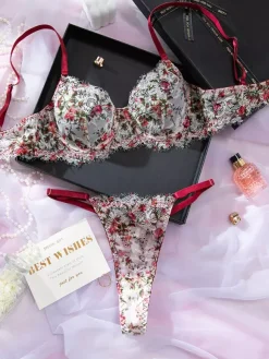 Ensemble soutien-gorge push-up et culotte en dentelle bordeaux à imprimé floral vintage deux pièces de lingerie.