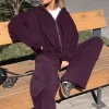 Ensemble athleisure pour femmes actives - Survêtement prune à capuche et fermeture éclair jambes larges - Collection printemps 2026 - Vêtements de yoga et de détente