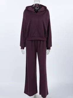 Ensemble athleisure pour femmes actives - Survêtement prune à capuche et fermeture éclair jambes larges - Collection printemps 2026 - Vêtements de yoga et de détente