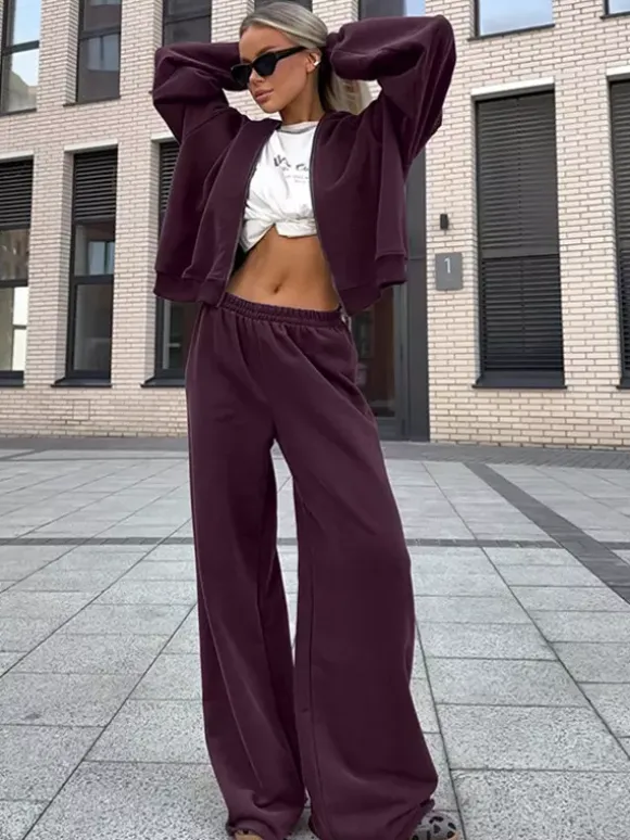 Ensemble athleisure pour femmes actives - Survêtement prune à capuche et fermeture éclair jambes larges - Collection printemps 2026 - Vêtements de yoga et de détente
