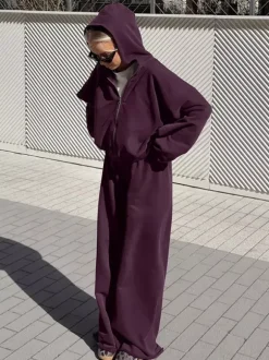 Ensemble athleisure pour femmes actives - Survêtement prune à capuche et fermeture éclair jambes larges - Collection printemps 2026 - Vêtements de yoga et de détente