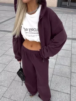 Ensemble athleisure pour femmes actives - Survêtement prune à capuche et fermeture éclair jambes larges - Collection printemps 2026 - Vêtements de yoga et de détente