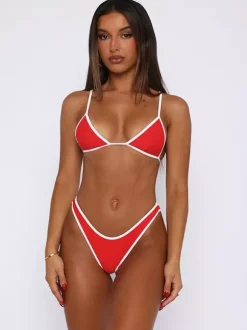 Ensemble bikini chic et contrasté pour femme - Haut triangle sportif rouge et blanc avec bas échancré - Idéal pour une pool party d'été 2026