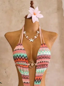 Ensemble bikini 3 pièces vintage à chevrons en maille dos nu et découpes avec short de plage assorti.