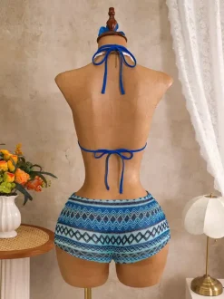 Ensemble bikini 3 pièces vintage à chevrons en maille dos nu et découpes avec short de plage assorti.