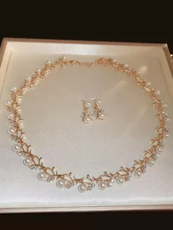 Ensemble de bijoux vintage en alliage et perles pour femme comprenant boucles d'oreilles et collier idéal pour les fêtes et les bals.