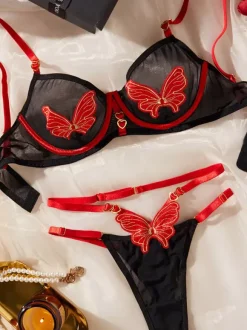 Ensemble de lingerie 3 pièces en maille transparente avec broderie papillon rouge