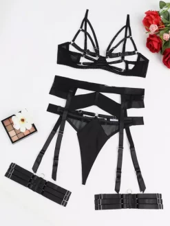 Ensemble de lingerie 3 pièces noir : soutien-gorge sans bonnets culotte et porte-jarretelles