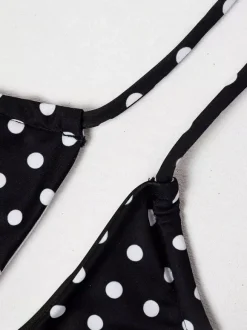 Ensemble de maillot de bain et cache-maillots bleu marine foncé sans manches.