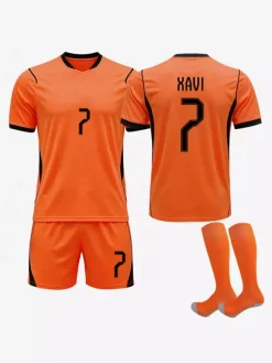 Ensemble de 3 maillots domicile de l'équipe nationale de football des Pays-Bas (2026) : Virgil (n° 4) De Jong (n° 21) et De Jong (n° 21).