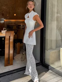Ensemble deux pièces blanc chic en dentelle jupe sans manches sculptante style décontracté au quotidien.