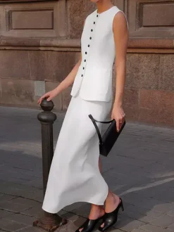 Ensemble deux pièces : boutons blancs col rond chic jupe sans manches.