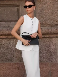 Ensemble deux pièces : boutons blancs col rond chic jupe sans manches.