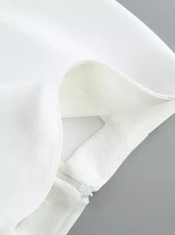 Ensemble deux pièces : boutons blancs col rond chic jupe sans manches.