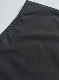 Ensemble deux pièces gris sexy pour soirée : haut asymétrique sans manches et jupe.