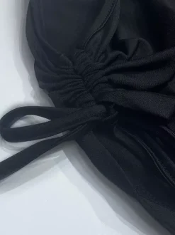 Ensemble deux pièces gris sexy pour soirée : haut asymétrique sans manches et jupe.