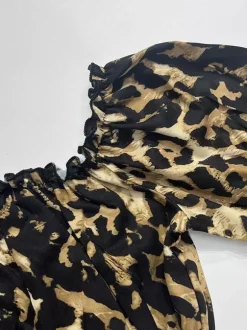 Ensemble deux pièces imprimé léopard haut bustier à manches longues et pantalon.