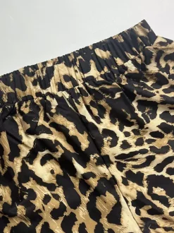 Ensemble deux pièces imprimé léopard haut bustier à manches longues et pantalon.