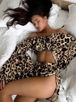 Ensemble deux pièces imprimé léopard haut bustier à manches longues et pantalon.