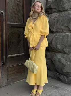 Ensemble deux pièces jaune décontracté streetwear : jupe à col V et manches bouffantes 3/4