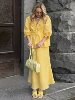 Ensemble deux pièces jaune décontracté streetwear : jupe à col V et manches bouffantes 3/4