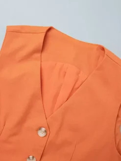 Ensemble deux pièces jupe et haut orange à boutons rétro style resort en lin col V sans manches.