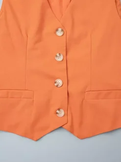 Ensemble deux pièces jupe et haut orange à boutons rétro style resort en lin col V sans manches.