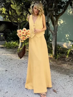 Ensemble deux pièces jupe et haut orange à boutons rétro style resort en lin col V sans manches.