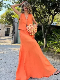 Ensemble deux pièces jupe et haut orange à boutons rétro style resort en lin col V sans manches.