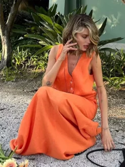 Ensemble deux pièces jupe et haut orange à boutons rétro style resort en lin col V sans manches.
