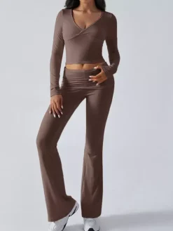 Ensemble deux pièces manches longues pour femme - Haut court ajusté à col en V et pantalon évasé style yoga - Collection printemps 2026
