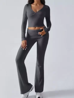 Ensemble deux pièces manches longues pour femme - Haut court ajusté à col en V et pantalon évasé style yoga - Collection printemps 2026