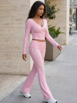 Ensemble deux pièces manches longues pour femme - Haut court ajusté à col en V et pantalon évasé style yoga - Collection printemps 2026