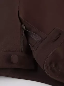 Ensemble deux pièces marron sans manches débardeur et pantalon.