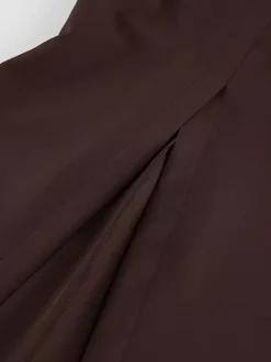 Ensemble deux pièces marron sans manches débardeur et pantalon.