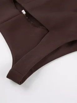 Ensemble deux pièces marron sans manches débardeur et pantalon.