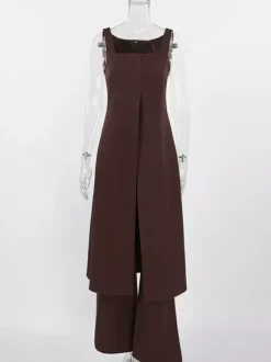 Ensemble deux pièces marron sans manches débardeur et pantalon.