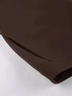 Ensemble deux pièces marron sans manches débardeur et pantalon.