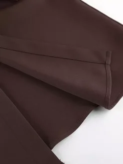 Ensemble deux pièces marron sans manches débardeur et pantalon.
