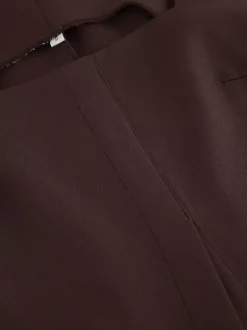 Ensemble deux pièces marron sans manches débardeur et pantalon.
