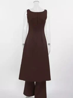 Ensemble deux pièces marron sans manches débardeur et pantalon.