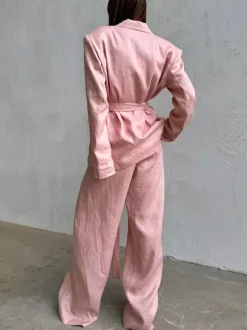 Ensemble deux pièces : pantalon rose chic à ceinture haut en coton à manches longues et col rabattu.