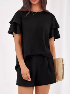 Ensemble deux pièces : pantalon t-shirt noir à col rond et manches courtes.