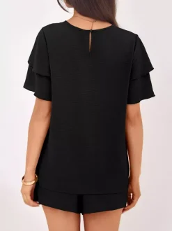 Ensemble deux pièces : pantalon t-shirt noir à col rond et manches courtes.