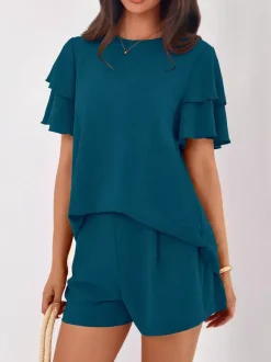 Ensemble deux pièces : pantalon t-shirt noir à col rond et manches courtes.