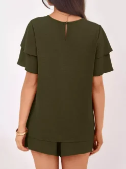 Ensemble deux pièces : pantalon t-shirt noir à col rond et manches courtes.