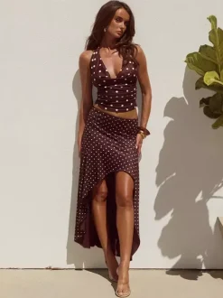 Ensemble deux pièces à pois pour femme - Haut blanc dos nu à col bénitier et jupe longue asymétrique à volants - Vacances d'été à la plage 2026