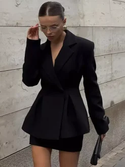Ensemble deux pièces pour femme : blazer à taille péplum et mini-jupe tailleur croisé.