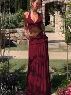 Ensemble deux pièces rouge chic streetwear : jupe plissée sans manches dos nu à bretelles