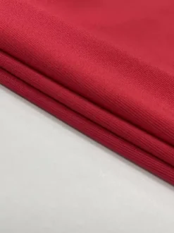 Ensemble deux pièces rouge chic streetwear : jupe plissée sans manches dos nu à bretelles